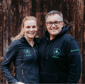 team-bild-alexander-beck-af-waerme-energiezentrale-waermepumpe Alexander und Nadja Beck im AF-Wärme Outfit